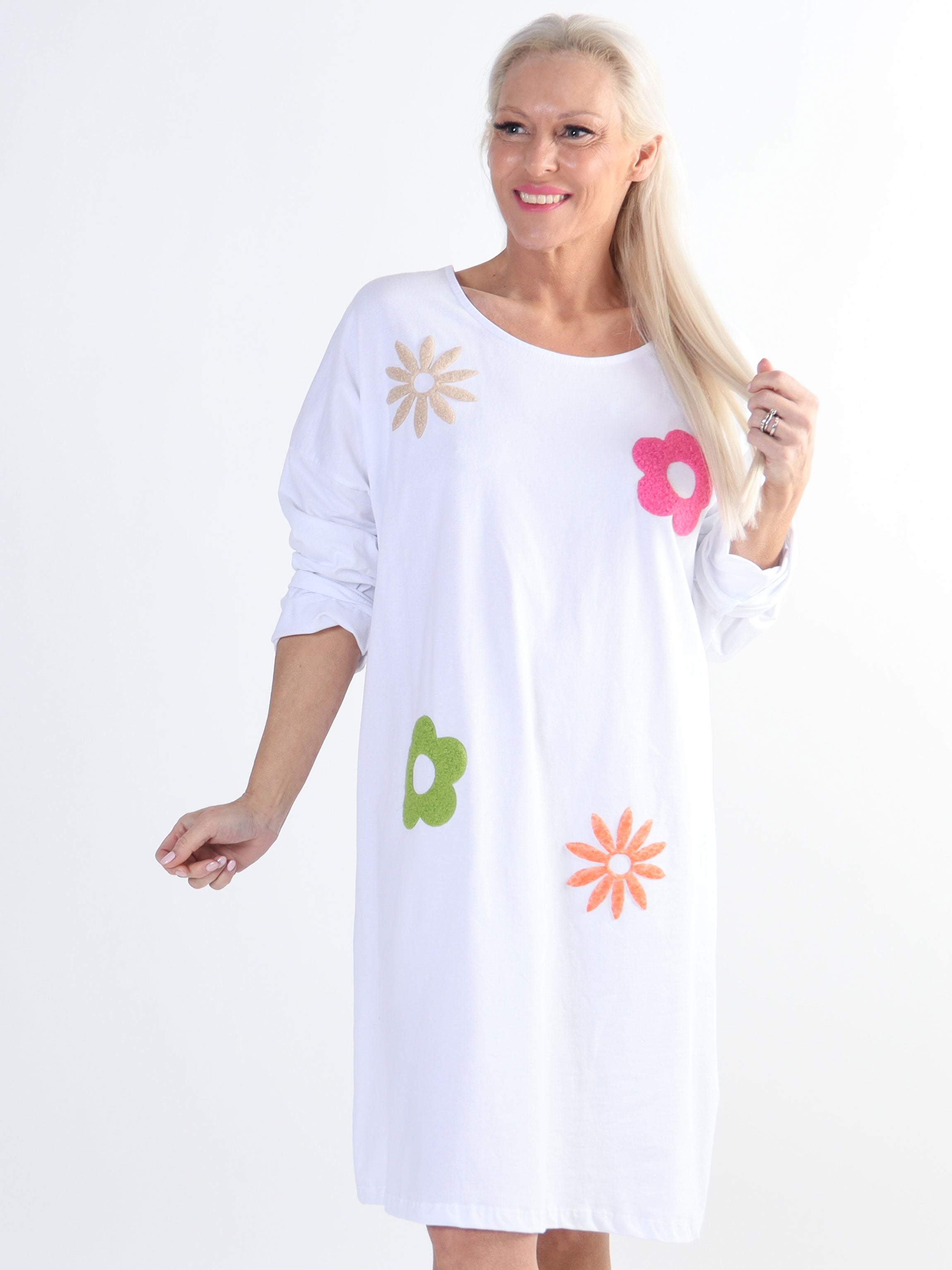 Susanna - Bomullsklänning i stora storlekar med färgade blommotiv